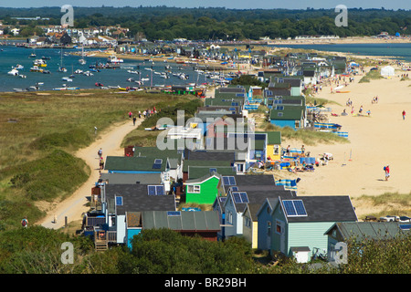 Strandhütten auf Mudeford Sandbank Christchurch Dorset England UK Stockfoto