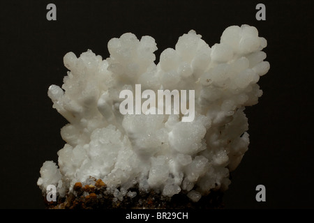 Aragonit - eine gemeinsame Carbonat Mineral zeigt natürlich vorkommende Kristallformen von Kalziumkarbonat (CaCO3) - China Stockfoto