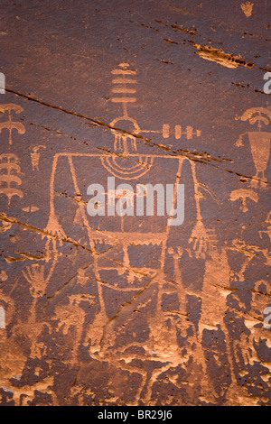 Petroglyphen in den Felsen entlang des Flusses San Juan in der Nähe von Bluff, Utah geätzt. Stockfoto