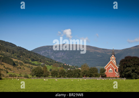 Alten "neuen Kirche" erbaut 1934, Olden, Norwegen. Helles Sonnenlicht Stockfoto