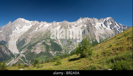 Panorama der Mont Blanc-Massivs von Grandes Jorasses, Mont Blanc, Courmayeur, Italien Stockfoto