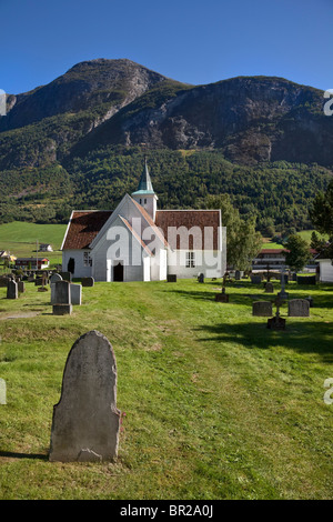 Alten weißen an Bord "Alte Kirche" aus dem Jahre 1759, Olden, Norwegen. Strahlende Sonne Stockfoto