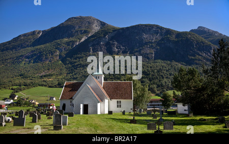 Alten weißen an Bord "Alte Kirche" aus dem Jahre 1759, Olden, Norwegen. Strahlende Sonne Stockfoto