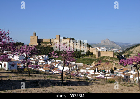 Blick auf die maurische Burg und Lovers Rock, der hinten, Antequera, Provinz Malaga, Andalusien, Spanien, Westeuropa. Stockfoto