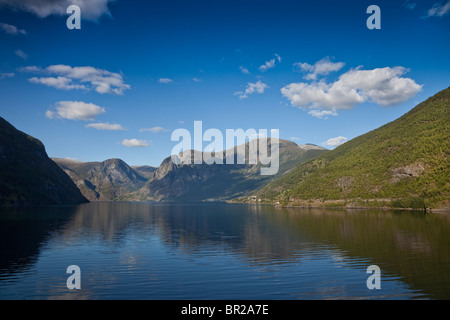 Norwegischer Fjord Landschaftsansicht, Kreuzfahrt westlich von Olden, Norwegen. Späten Nachmittag wärmende Sonnenstrahlen Stockfoto