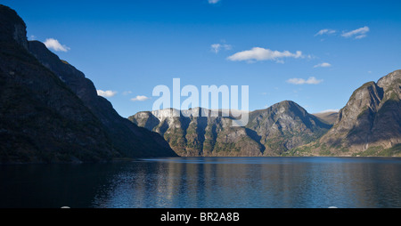 Norwegischer Fjord Landschaftsansicht, Kreuzfahrt westlich von Olden, Norwegen. Späten Nachmittag wärmende Sonnenstrahlen Stockfoto
