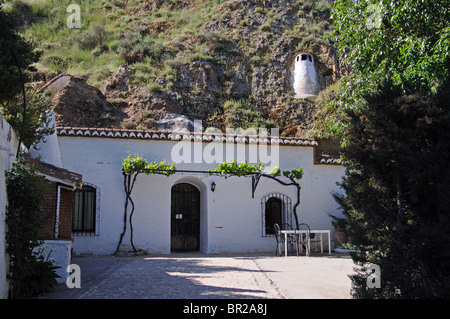 Höhle wohnt in Höhlenwohnungen Viertel (Barrio de Las Cuevas), Guadix, Provinz Granada, Andalusien, Südspanien, Westeuropa. Stockfoto