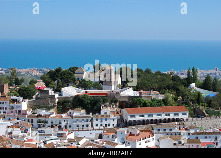 Blick über die Stadt in Richtung Meer, Mijas Costa del Sol, Provinz Malaga, Andalusien, Spanien, Westeuropa. Stockfoto