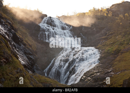 Der Kjosfossen Wasserfall, Norwegen, der die Wasserkraft für die Flam-Bahn versorgt. Der Wasserfall fällt 305 Füße Stockfoto