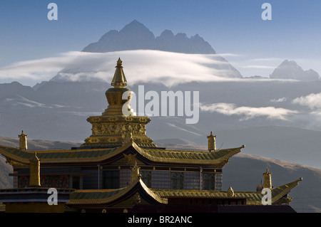 Yala Berg Schnee bedeckten Gipfel erhebt sich über Tagong Tempel, Provinz Sichuan, China Stockfoto