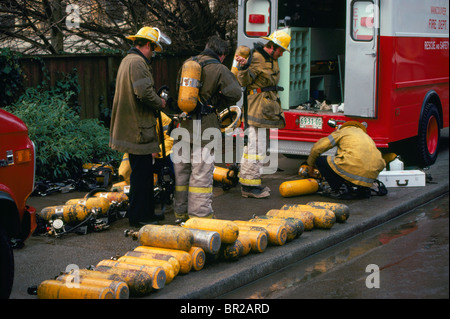 Feuerwehr / Feuerwehr Sauerstoffflaschen für Löschangriff zu organisieren Stockfoto