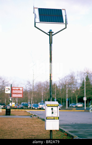 Solar-Panel bietet erneuerbare / Alternative Energien Power für Notfall Telefon, British Columbia, Kanada Stockfoto