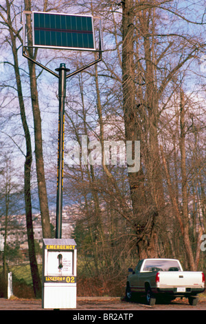 Solar-Panel bietet erneuerbare / Alternative Energien Power für Notfall Telefon, British Columbia, Kanada Stockfoto