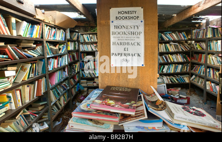 Ehrlichkeit-Buchhandlung in Hay on Wye, die Stadt an die Waliser, englischen Grenze auf gebrauchte Bücher spezialisiert. Stockfoto