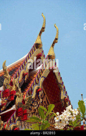 Gestaffelte Dach mit Cho Fa Kreuzblumen auf einem Viharn im buddhistischen Tempel Wat Pho, Bangkok, Thailand. Stockfoto