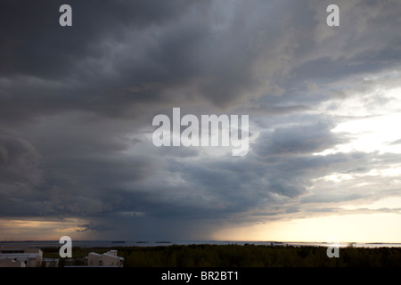 Regensturmwolken steigen vom Horizont. Eine lokale Sturmzelle über Meer. , Finnland Stockfoto