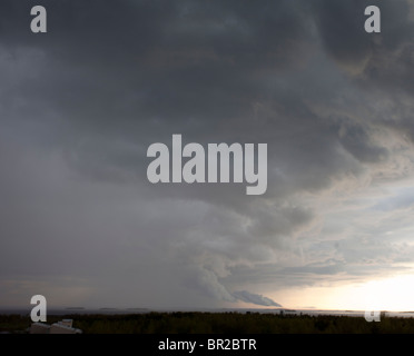 Regensturmwolken steigen vom Horizont, Finnland Stockfoto