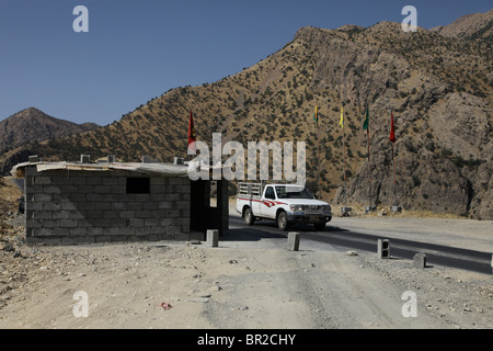 Eine Abholung Auto fahren durch einen Checkpoint besetzt durch kurdische Kämpfer der People's Defence Forces HPG dem militärischen Flügel der Kurdischen Arbeiterpartei PKK am Fuße der Berge, im Norden des Irak Quandil Stockfoto