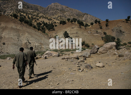 Kurdische Kämpfer der Volksverteidigungskräfte HPG der militärische Flügel der Kurdischen Arbeiterpartei PKK wandert im Quandil-Gebirge in der Nähe der iranischen Grenze im Nordirak Stockfoto