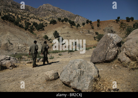 Kurdische Kämpfer der People's Defence Forces HPG dem militärischen Flügel der Kurdischen Arbeiterpartei PKK Quandil Wandern in den Bergen, in der Nähe der iranischen Grenze im Norden des Irak Stockfoto