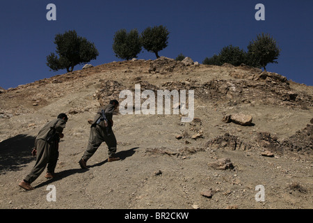 Kurdische Kämpfer der People's Defence Forces HPG dem militärischen Flügel der Kurdischen Arbeiterpartei PKK Quandil Wandern in den Bergen, in der Nähe der iranischen Grenze im Norden des Irak Stockfoto