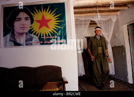 Eine kurdische Kämpfer der Freies Leben in Kurdistan PJAK (Partei) aus dem Iran Tragen eines weißen Halstuch in einer zivilen Haus in der Quandil Bergen, in der Nähe der iranischen Grenze im Norden des Irak. Annahme durch die Pjak hit-and-run Angriff Taktik gegen Iranische Truppen, danach, PJAK Kämpfer kann entweder wieder schmelzen in der iranischen Gesellschaft oder wieder über die Grenze in das irakische Kurdistan. Stockfoto