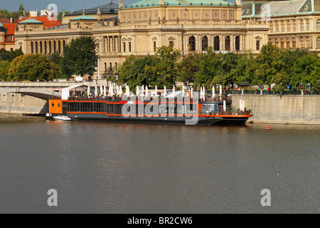 Touristen, Bootfahren (Ausflug Bootsfahrt) auf Moldau in Prag, Tschechische Republik, August 2010 Stockfoto