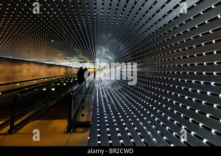 National Gallery of Art Multiverse Light Sculpture Washington DC // WASHINGTON DC — 'Multiverse' (2008) von Leo Villareal, eine immersive Lichtskulptur-Installation mit 41.000 computerprogrammierten LEDs, beleuchtet den 200 Fuß langen Concourse Walkway, der die Ost- und Westgebäude der National Gallery of Art verbindet Dieses dynamische Bildmaterial erzeugt ständig wechselnde Lichtmuster und verbindet programmierte Sequenzen mit Elementen des Zufalls. Stockfoto