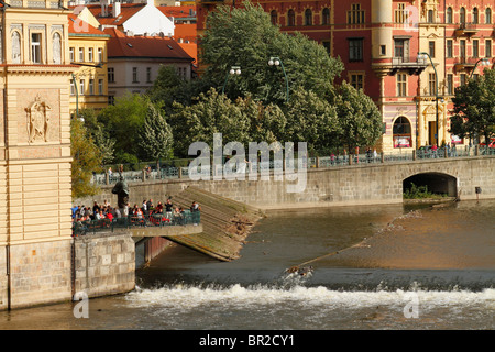 Riverside Restaurant am Ufer der Moldau in Prag, Tschechische Republik, August 2010 Stockfoto