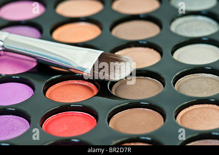 bunten Lidschatten mit Kosmetik Pinsel Stockfoto