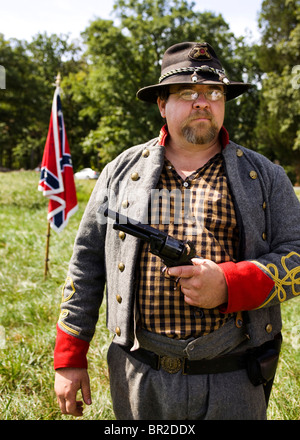 American Civil War Reenactment - konföderierten Soldaten mit LeMat Revolver Pistole Stockfoto