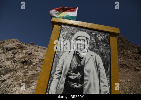 Kurdische Flagge winken über ein am Straßenrand Denkmal mit der Figur des historischen Führer Mustafa Barazani im Nordirak Stockfoto
