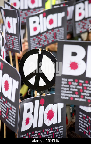 Demonstranten außerhalb des Konferenzzentrums QEII vor der Ankunft des ehemaligen Premierministers Tony Blair, London. Stockfoto