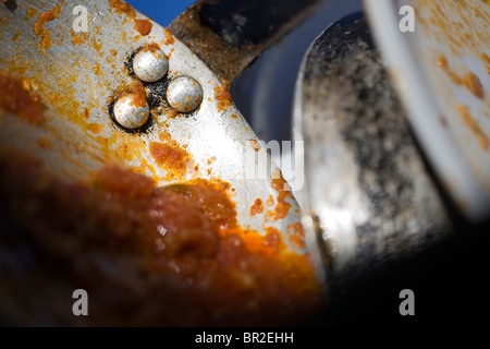 Leere Töpfe und Pfannen in der Küche Spüle warten darauf, bei Dr. Shakshouka, ein koscheres Tripolitanian Restaurant in Tel Aviv am gewaschen werden Stockfoto