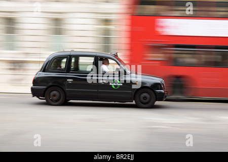 London-Taxi ein Bus vorbei Stockfoto