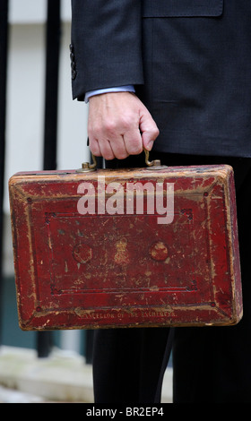 Kanzler der Staatskasse, Alistair Darling liefert das Budget außerhalb 11 Downing Street, 24. März 2010. Stockfoto