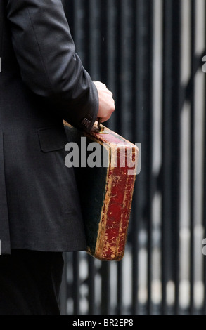 Kanzler der Staatskasse, Alistair Darling liefert das Budget außerhalb 11 Downing Street, 24. März 2010. Stockfoto