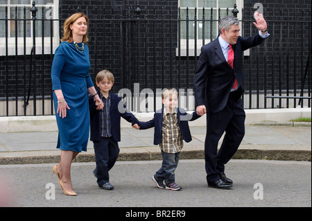 Gordon Brown, Sarah Brown und Kinder, offiziell sein Amt als Vorsitzender der Labour-Partei und Premierminister, Downing Street, L Stockfoto