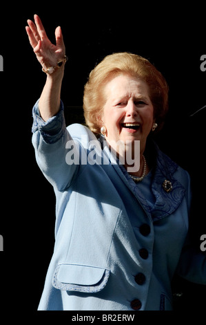 Der ehemalige konservative Premierminister, verlässt Baronin Margaret Thatcher Downing Street nach einem Treffen mit David Cameron, London, 8 Stockfoto