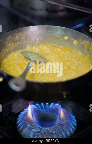 Eine Schüssel mit Risotto Kochen in einer Pfanne in der Küche im Carmello Bistro, Tel Aviv, Israel Stockfoto