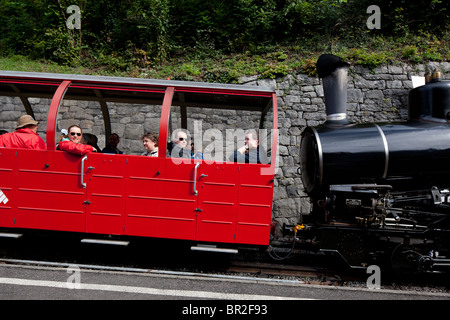 Passagiere auf der Brienz-Rothorn-Bahn in der Schweiz verlassen Sie den Bahnhof in Brienz. Stockfoto