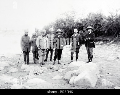 Straßenräuber (Krokodil) Jagdgesellschaft auf den Besuch des Prince Of Wales, später George V, der Maharadscha von Gwalior 1906. Stockfoto