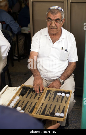 Alte Männer spielen Backgammon beim Mahane Yehuda Markt, Jerusalem, Israel Stockfoto