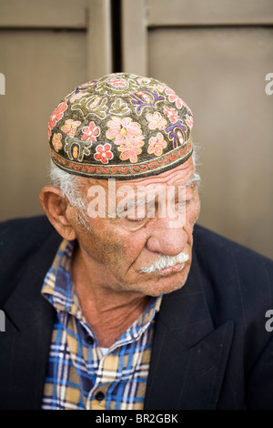 Porträt eines alten Mannes mit einem dekorativen Kipa spielen Backgammon beim Mahane Yehuda Markt, Jerusalem, Israel Stockfoto