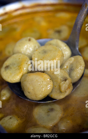 Eine Schüssel mit Suppe Koube im berühmten Restaurant Azura beim Mahane Yehuda Markt, Jerusalem, Israel Stockfoto