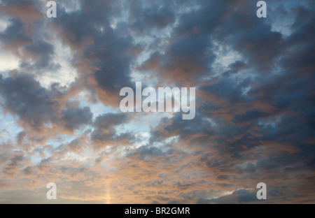 Bunter Abend Wolken am Himmel bei Sonnenuntergang Stockfoto