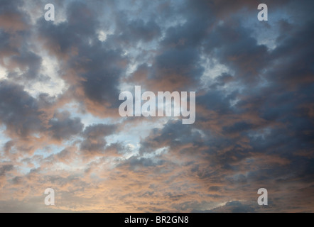 Bunter Abend Wolken am Himmel bei Sonnenuntergang Stockfoto