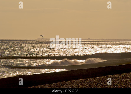 Blick über die Strände von Hove bei Sonnenuntergang, Brighton und Hove, East Sussex, England Stockfoto