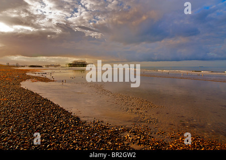 Hove, Strand und die Aussicht in Richtung Brighton und der verlassenen Pier West bei Ebbe, Brighton und Hove, East Sussex, England Stockfoto