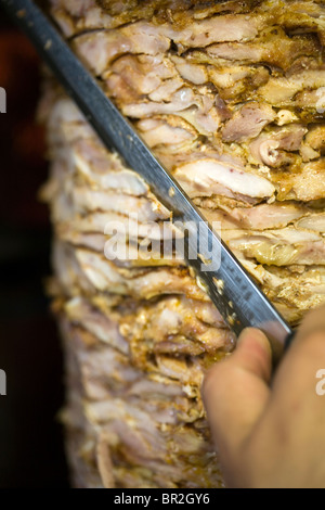 Ein Mann gräbt sich Fleisch von einem Döner, König Döner Restaurant, Jerusalem, Israel Stockfoto